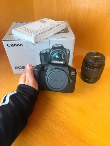 Camera Canon EOS 2000D