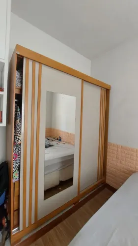 Guarda-roupa com espelho, duas portas de correr, seminovo