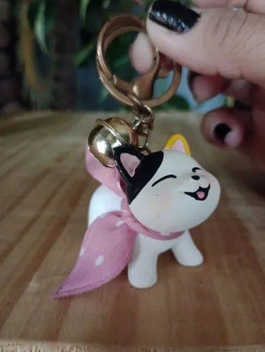 chaveiro de gatinho em estilo kawaii com laço rosa e guizo.