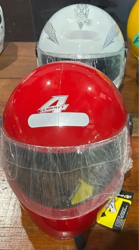 Capacete tamanho 58 na cor vermelha e branca