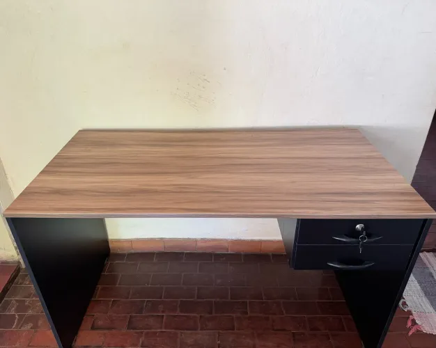 Mesa de ESCRITÓRIO/COMPUTADOR em EXCELENTE ESTADO.