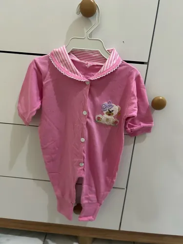 Macacão de bebê rosa