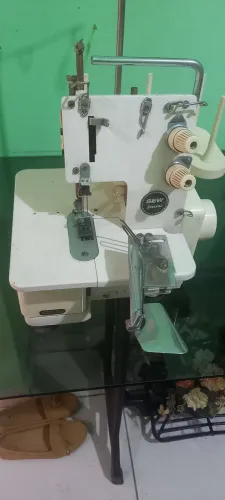 Máquina overlock e galoneira 