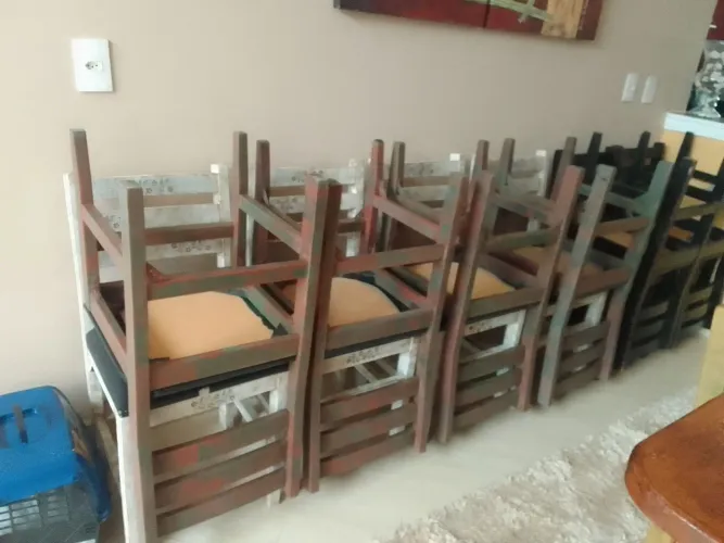 Cadeiras de madeira jantar estofadas usadas