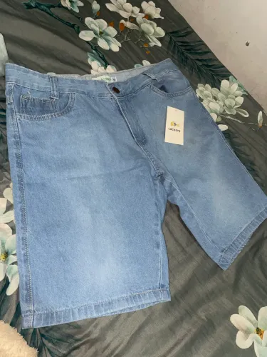 Bermuda jeans acredito que veste até 44,comprei 46 pro meu maridoacabou que não deu nele