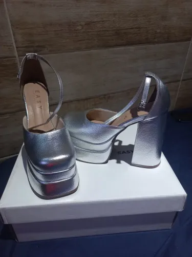 Sandália prata com salto bloco e meia pata é da marca Lança Perfume
