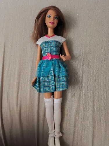 Barbie escola de princesas versão colegial(tem coroa)