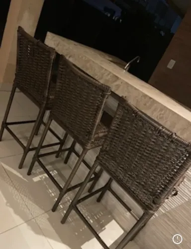 Três banquetas em trama de fibras