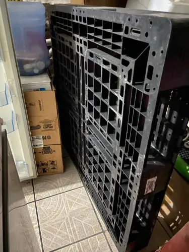 Pallet plástico grande e um pequeno 
