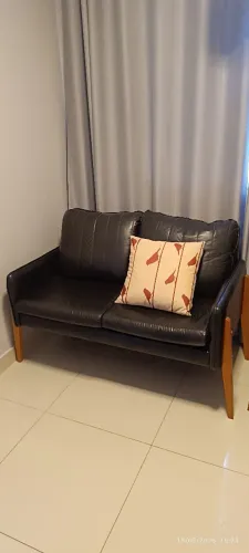 Namoradeira mais poltrona (3 lugares )comprado lojas ferrugine seminova pouco usada