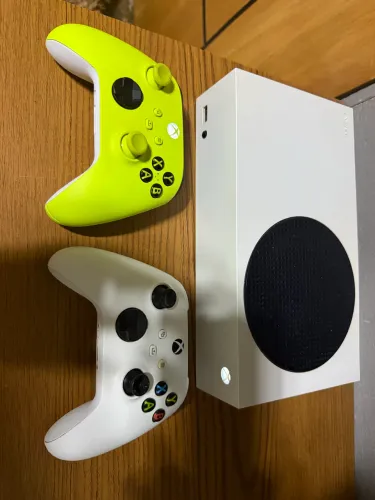 Xbox series S - 2 controles