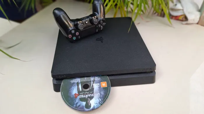 PLAYSTATION 4 (1 TB) + Uncharted