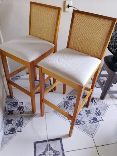 Banquetas lindas , de cor amadeirada 