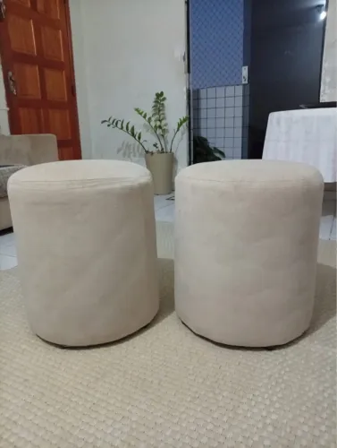 Par de Puffs Redondos Estofados Bege - Muito Confortáveis (O Par)