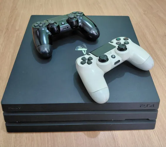 PlayStation 4 Pro 1 TB + 2 controles + 8 Jogos