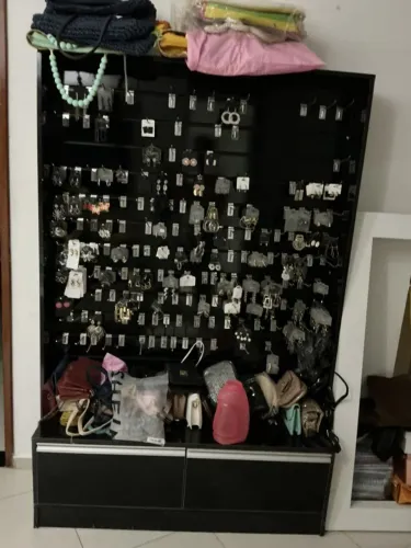 Armário expositor com painel canaletado com gavetas MDF e ganchos