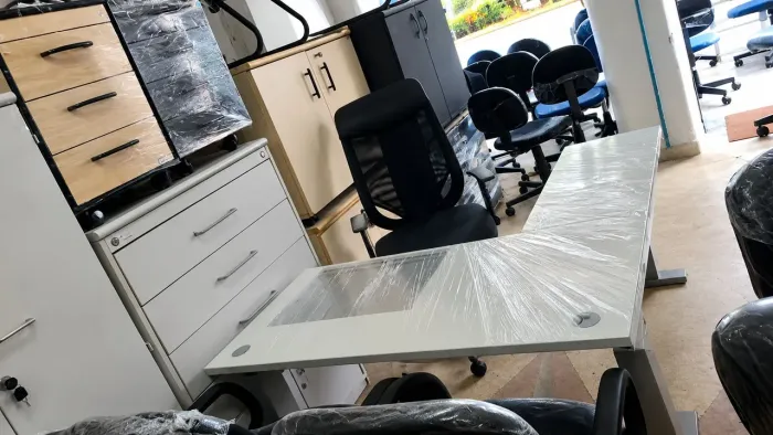 Birô em L, com 2 gavetas, regulagem dos pés para altura