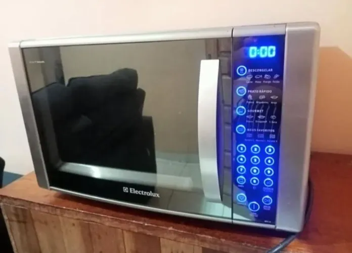 Microondas Espelhado INOX Electrolux Touch Blue, Grill, 31 Litros. Em excelente estado.