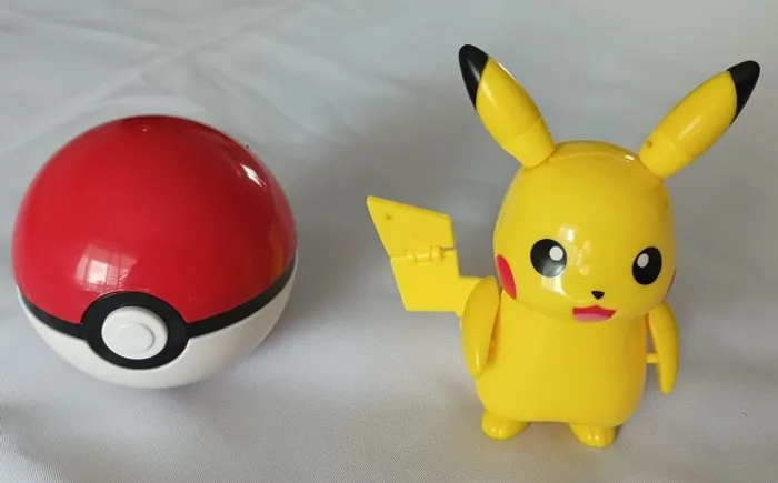 Pokébola com pokémon Pikachu