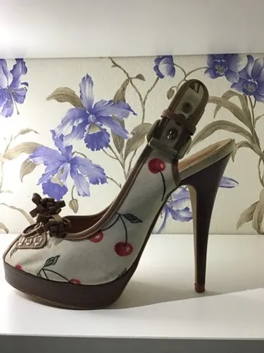 SANDÁLIA ZARA DE PARIS TAM 35/36 COM FIVELA DE AUMENTO 