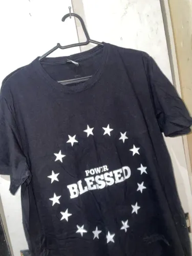 CAMISA PRETA COM A FRASE BLESSED
