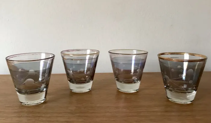 Jogo de quatro copos antigos, lapidados, com filetes dourados - antiguidade