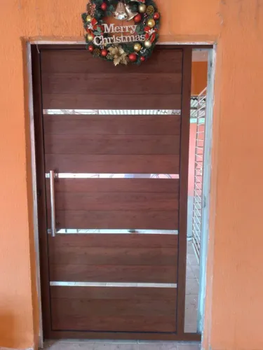 Porta de alumínio branco preto e maderado
