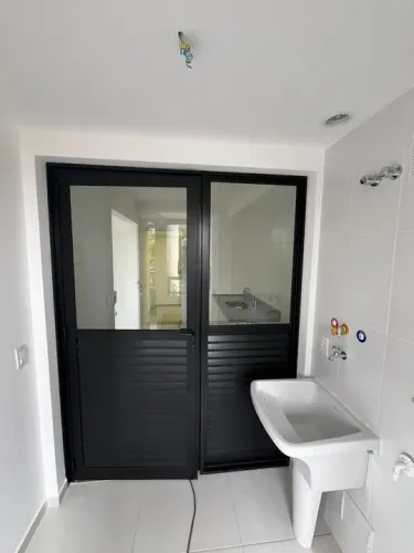 PORTA DE ALUMINIO COM METADE VIDRO PRETA