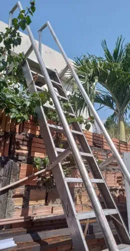 Escada de alumínio com plataforma 