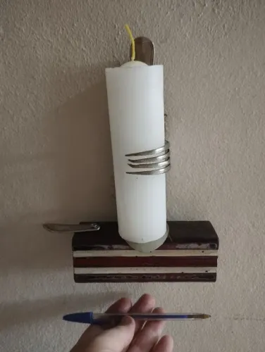 Porta vela retrô com garfos e colheres em alpaca e madeira roxinha com vela para decoração