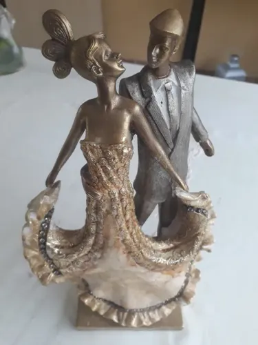 linda escultura de biscuit de resina dourado casal de noivos