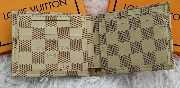 Carteira bege Louis Vuitton 