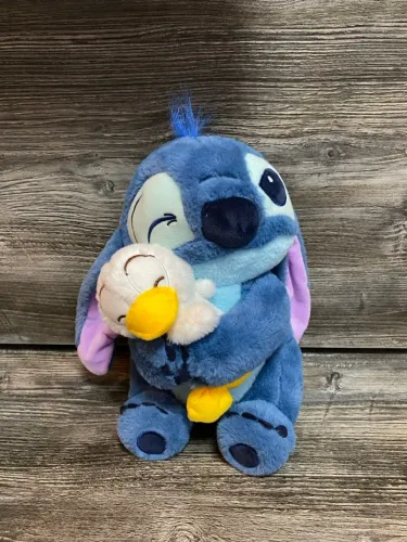 Pelúcia Stitch abraçando Pato Donald