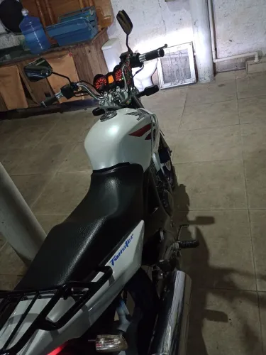 Moto bem inteira partida elétrica e freio a disco na dianteira 