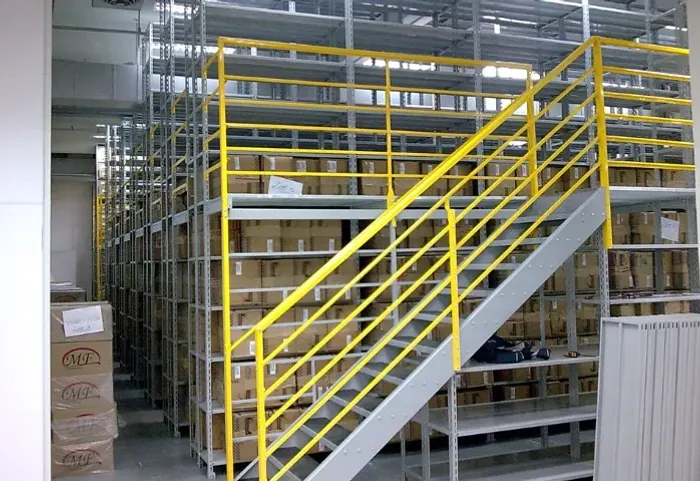 Mezanino - Espaço extra para estoque e equipe