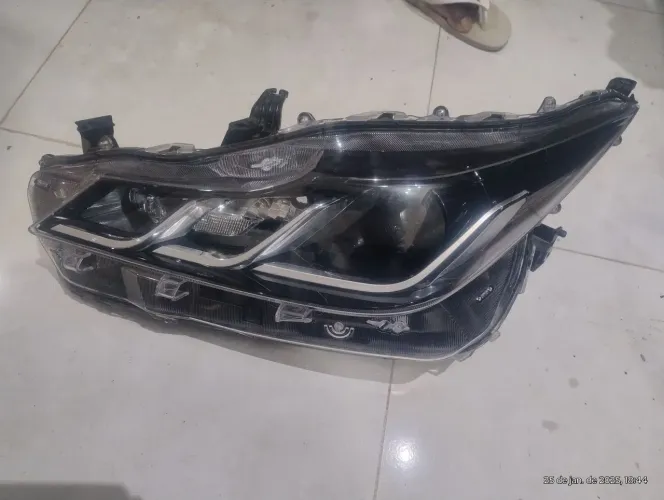 Farol Corolla 20 24 LE sem reparo