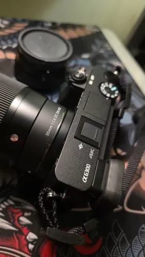 Sony a6300 + Sigma 30mm + Sony 16-50mm + Cage SmallRig + Acessórios | KIT Premium
