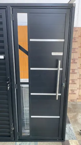 MEGA OFERTA - PORTA DE ALUMÍNIO PRETA COM PUXADOR2.10X80