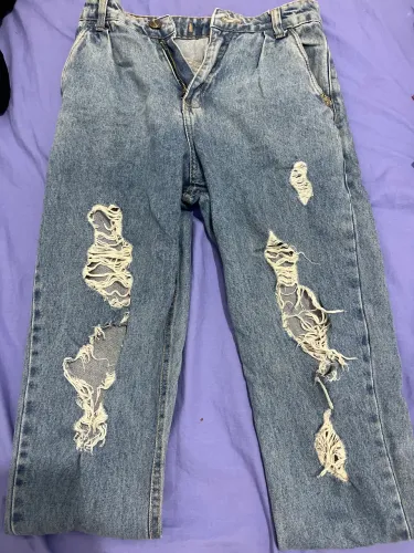Calça jeans rasgada 
