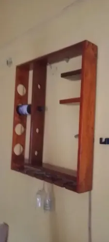 Adega de Madeira para Vinhos e Taças