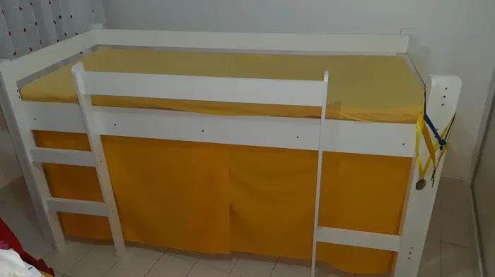 Beliche infantil de madeira branca com cabana na parte inferior