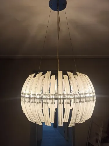 Lustre Clássico com peças em vidro e estrutura em inox
