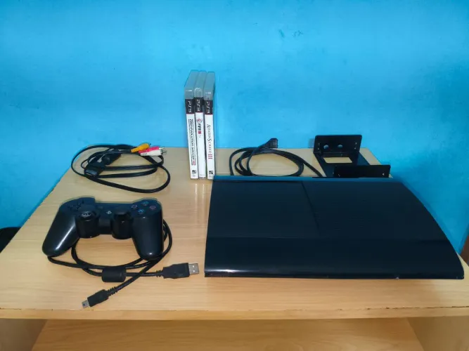 PlayStation 3 Super Slim com 250GB + Jogos
