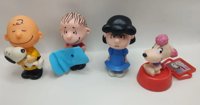 1 (um) boneco Peanuts a escolher