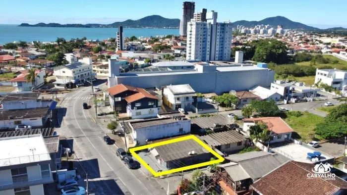 Sala Comercial de Esquina no Centro de Penha  Localização Estratégica