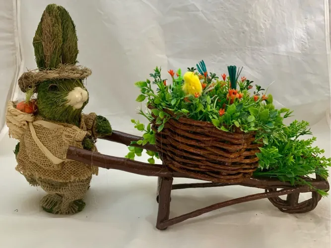 Coelhinho de Páscoa com Carrinho de Flores