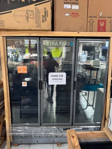 Expositor vertical extra Frio 3 portas pra bebidas 