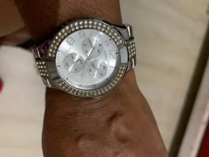 Relógio Guess com detalhes em strass