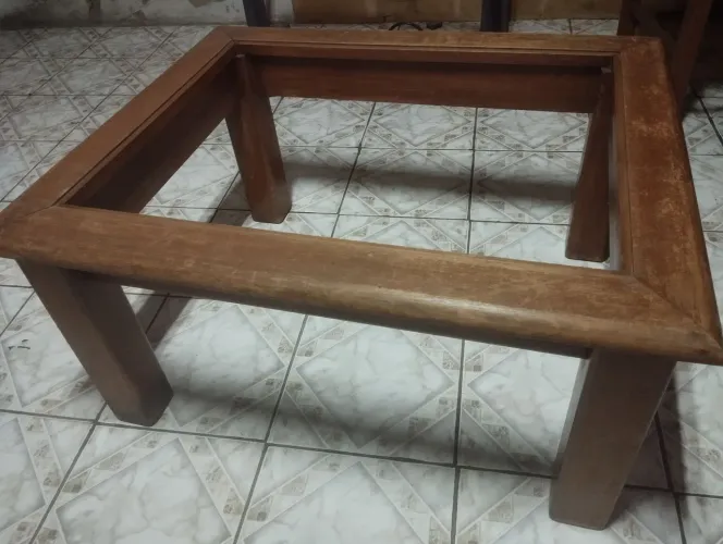 Mesa de centro de madeira sem tampo de vidro