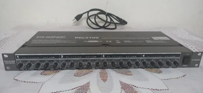  Phonic PCL4700, um processador de dinâmica interativo de áudio.<br>